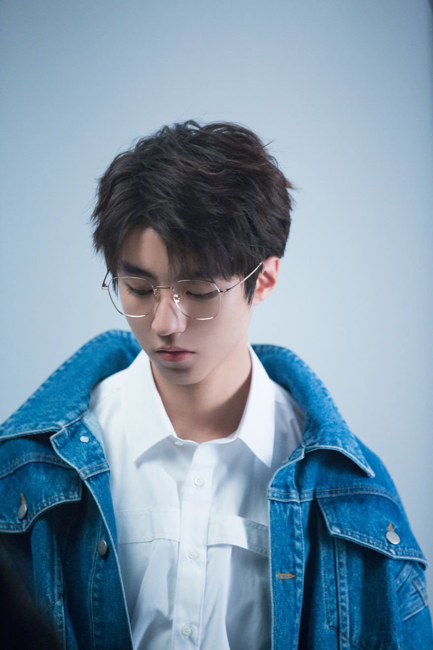 王俊凯成为bolon眼镜品牌代言人 做定义型格的上镜青年